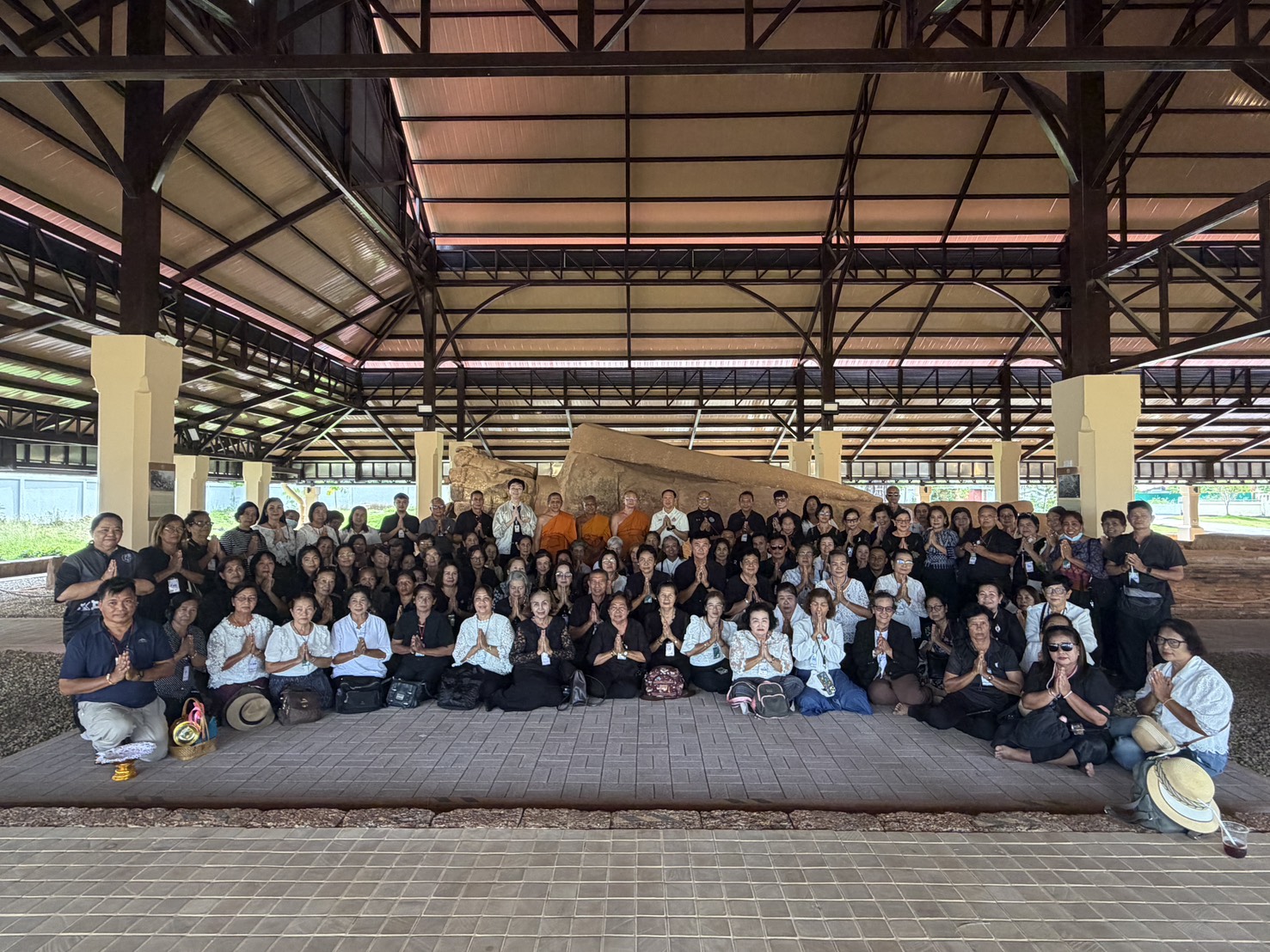 ภาพประกอบ :นายธันยธรณ์ วรรณโพธิ์พร นักโบราณคดีปฏิบัติการ กลุ่มโบราณคดี สำนักศิลปากรที่ ๑๐ นครราชสีมา บรรยายถวายความรู้เกี่ยวกับประวัติพระนอนวัดธรรมจักรเสมารามแก่พระสงฆ์พร้อมฆราวาสจาก ๕ จังหวัดชายแดนภาคใต้