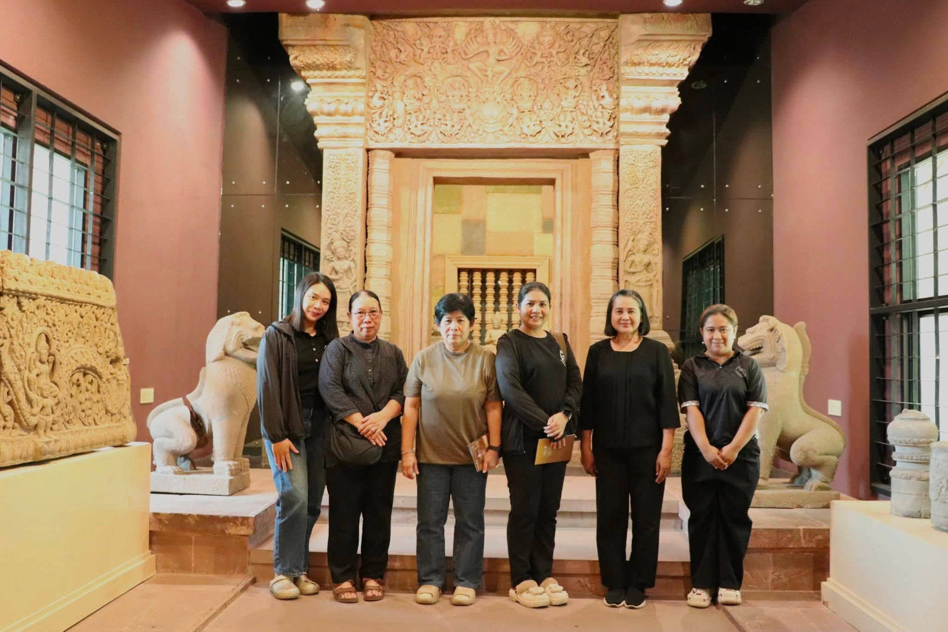 ภาพประกอบ :นางสาวนารีรัตน์ อ่ำเจริญ ผู้อำนวยการกลุ่มคลังและพัสดุ