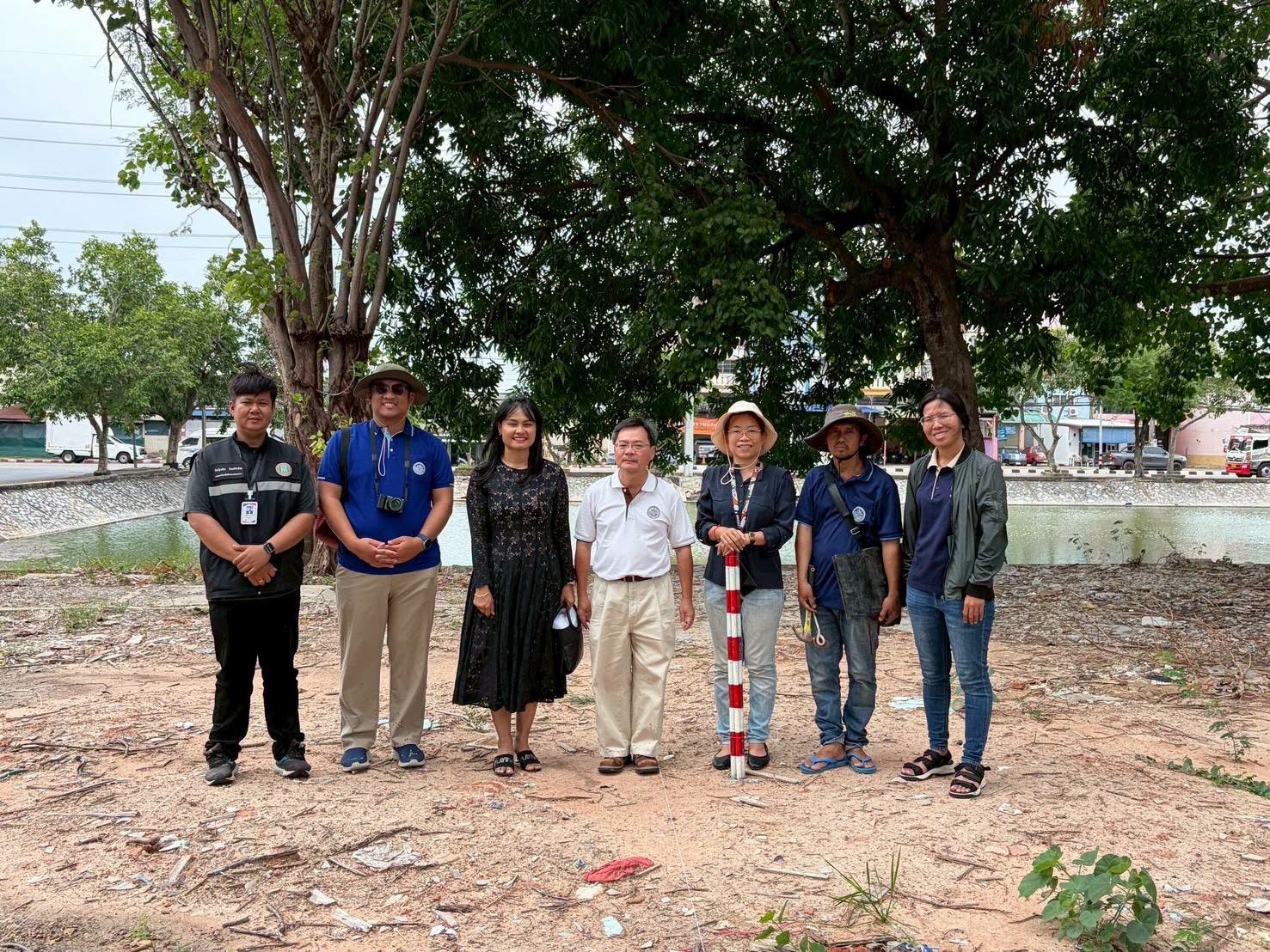 ภาพประกอบ :กำหนดตำแหน่งหลุมขุดตรวจ เพื่อเตรียมความพร้อมก่อนดำเนินโครงการขุดตรวจทางโบราณคดีบริเวณกำแพงเมืองนครราชสีมา ด้านทิศตะวันออก (พลล้านต้านปัญจา) โดยความร่วมมือระหว่างสำนักศิลปากรที่ 10 นครราชสีมาและเทศบาลนครนครราชสีมา ปีงบประมาณ พ.ศ. 2569