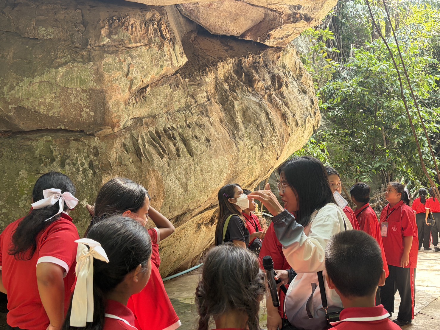 ภาพประกอบ :นางสาวนภัสสร แย้มคงเมือง นักโบราณคดีปฏิบัติการ กลุ่มโบราณคดี สำนักศิลปากรที่ ๑๐ นครราชสีมา เป็นวิทยากรบรรยายให้ความรู้เกี่ยวกับประวัติศาสตร์ของแหล่งตัดหินและภาพวาด ๔,๐๐๐ ปี