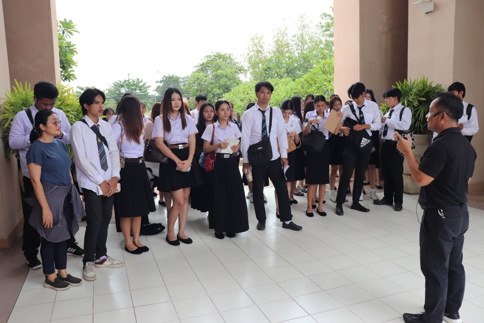 ภาพประกอบ :นักศึกษารายวิชาสุรินทร์ศึกษา และรายวิชาสุรินทร์ศึกษาเพื่อการท่องเที่ยวและการบริการ มหาวิทยาลัยเทคโนโลยีราชมงคลอีสาน วิทยาเขตสุรินทร์