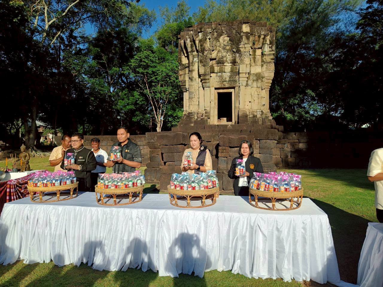 ภาพประกอบ :กิจกรรมทำบุญตักบาตรข้าวสารอาหารแห้ง ณ ปราสาทบ้านพลวง