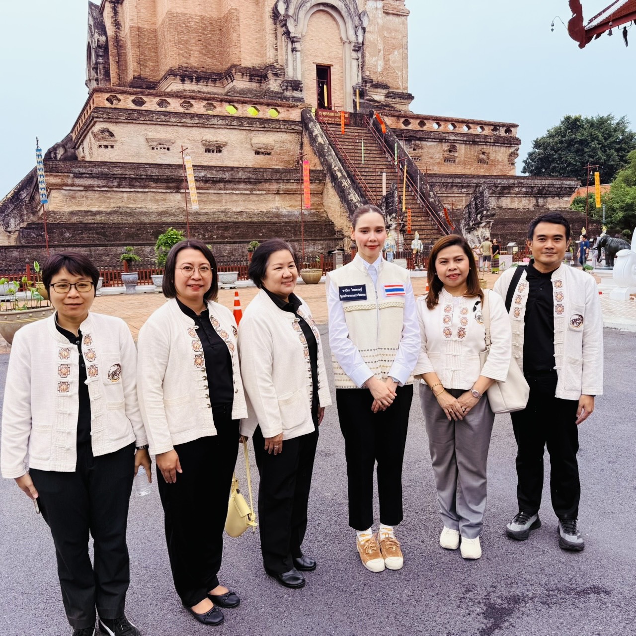 ภาพประกอบ :ผู้อำนวยการหอสมุดแห่งชาติรัชมังคลาภิเษก เชียงใหม่ พร้อมด้วยข้าราชการ ร่วมคณะติดตาม นางสาวซาบีดา ไทยเศรษฐ์ รัฐมนตรีว่าการกระทรวงวัฒนธรรม ในการลงพื้นที่ตรวจเยี่ยมแหล่งมรดกทางวัฒนธรรมที่เสนอขอขึ้นทะเบียนมรดกโลก