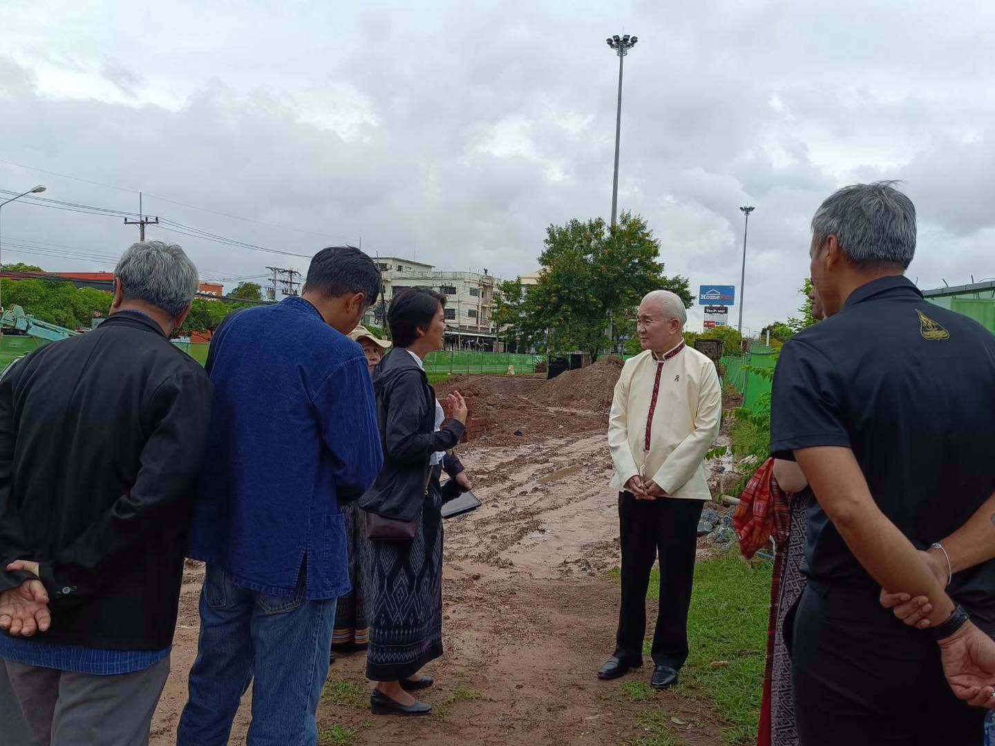 ภาพประกอบ :ลงพื้นที่ตรวจสอบความคืบหน้าโครงการบูรณะและปรับปรุงภูมิทัศน์โบราณสถานสะพานขอม ตำบลธาตุเชิงชุม อำเภอเมืองสกลนคร จังหวัดสกลนคร