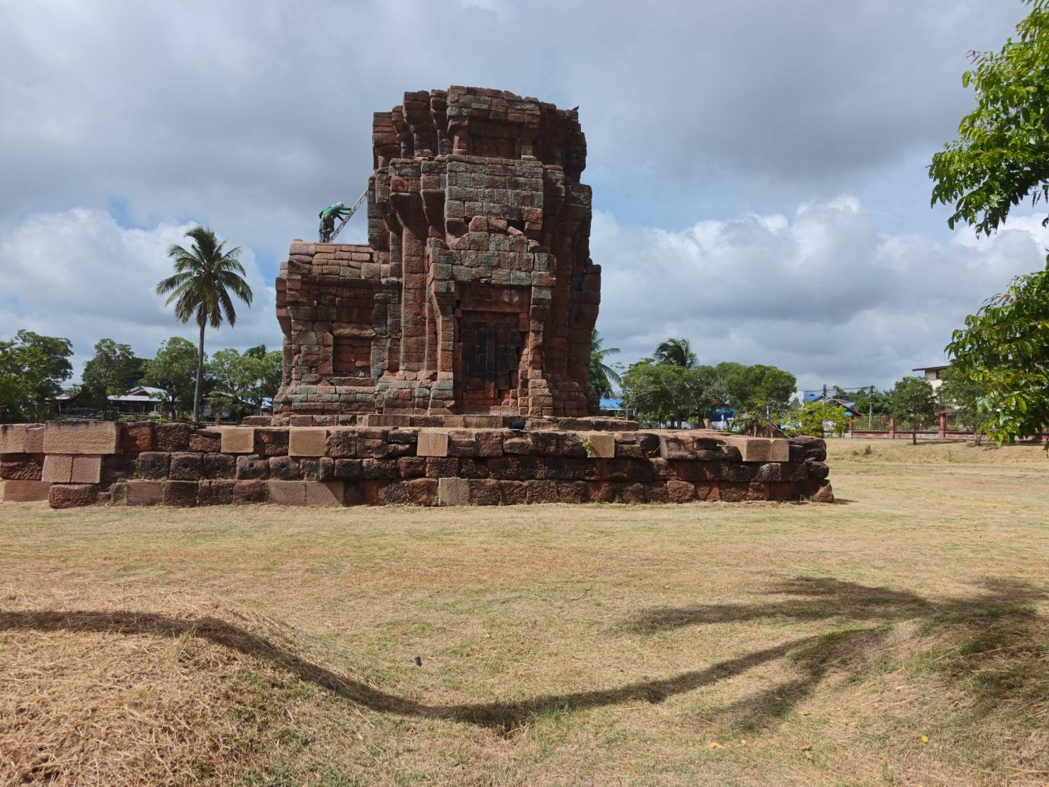 ภาพประกอบ :เจ้าหน้าที่สำนักศิลปากรที่ 10 นครราชสีมา ลงพื้นดำเนินงานถากถางกำจัดวัชพืช และทำความสะอาดโดยรอบพื้นที่โบราณสถานปรางค์บ้านปรางค์ อำเภอคง จังหวัดนครราชสีมา ในวันที่ 1-2 กรกฎาคม 2569