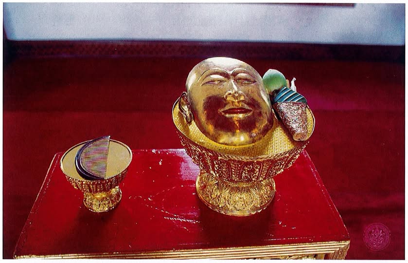 ภาพประกอบ :แผ่นทองคำจำหลักลายดุน ปิดพระพักตร์