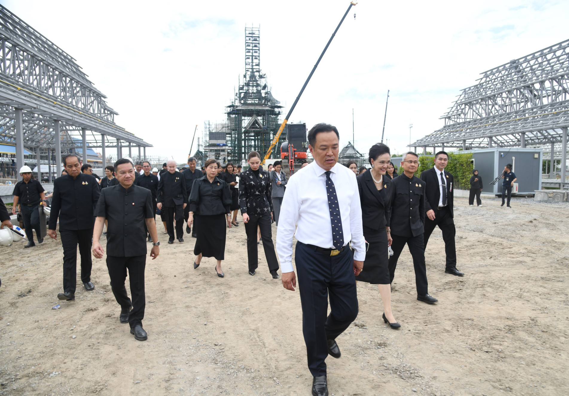 ภาพประกอบ :นายกรัฐมนตรี ลงพื้นที่สนามหลวงติดตามความคืบหน้าการจัดสร้างพระเมรุมาศฯ ในการพระราชพิธี ถวายพระเพลิงพระบรมศพ สมเด็จพระนางเจ้าสิริกิติ์ พระบรมราชินีนาถ พระบรมราชชนนีพันปีหลวง