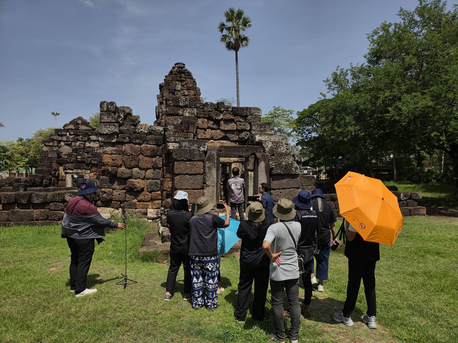 ภาพประกอบ :นายวีระชาติ พงค์ชนะ นักโบราณคดีชำนาญการ กลุ่มโบราณคดี สำนักศิลปากรที่ ๑๐ นครราชสีมา เป็นวิทยากรบรรยายให้ความรู้แก่คณะสื่อมวลชนจังหวัดนครราชสีมา