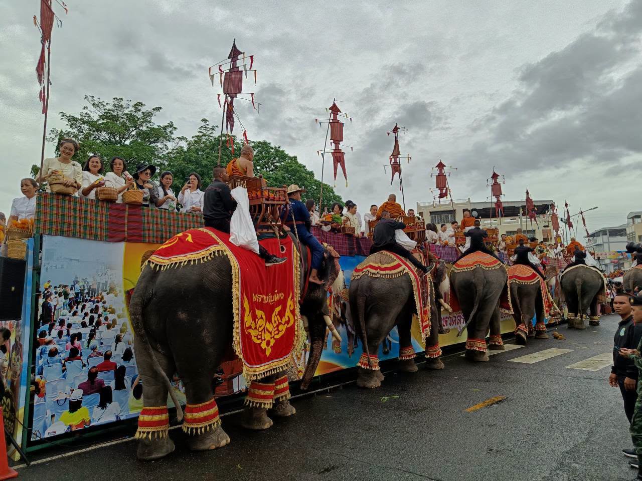 ภาพประกอบ :งานตักบาตรบนหลังช้าง ประจำปี ๒๕๖๙
