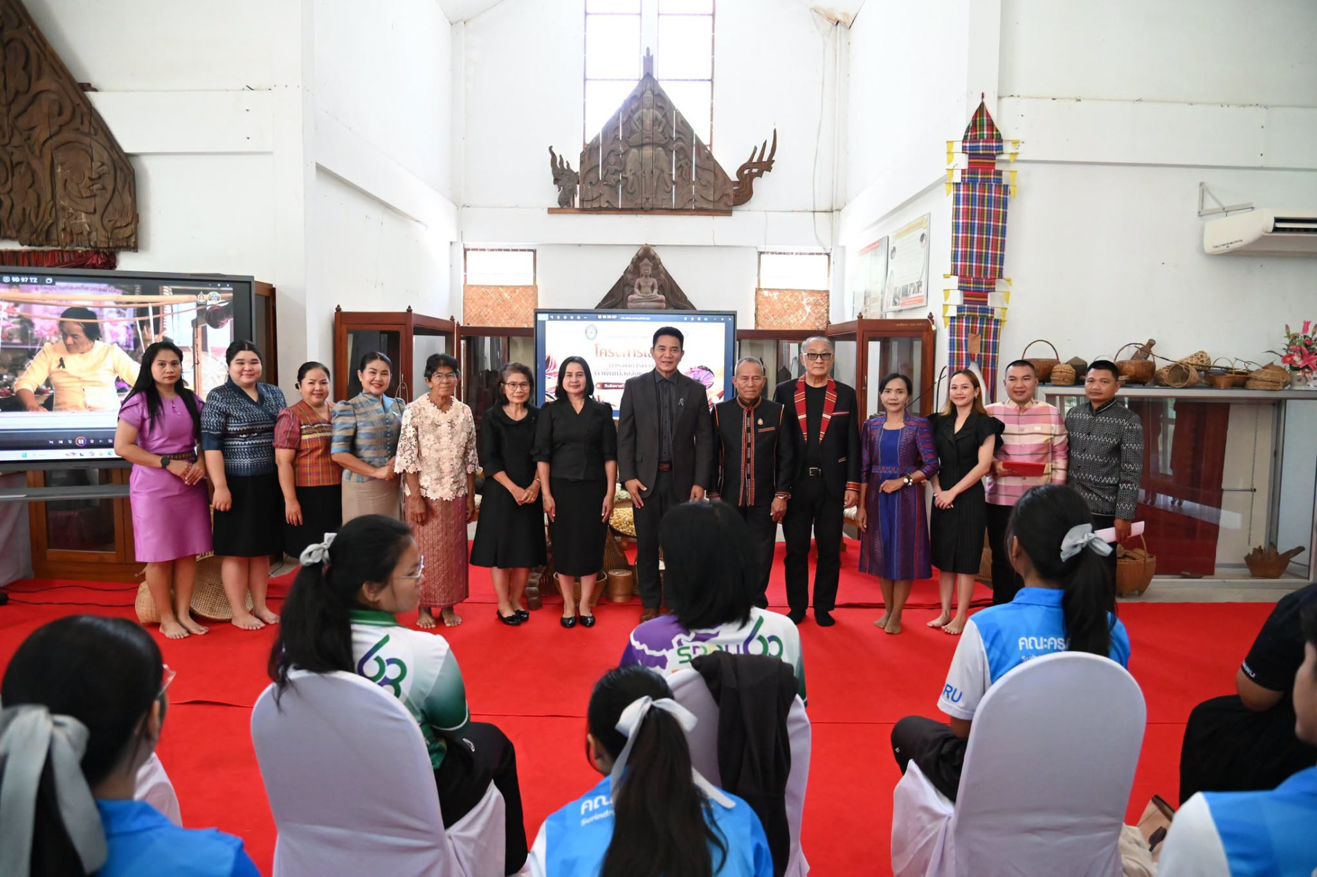 ภาพประกอบ :ร่วมกิจกรรมวิชาการกับมหาวิทยาลัยราชภัฏสุรินทร์ การบริหารจัดการผ้าพื้นเมืองสุรินทร์