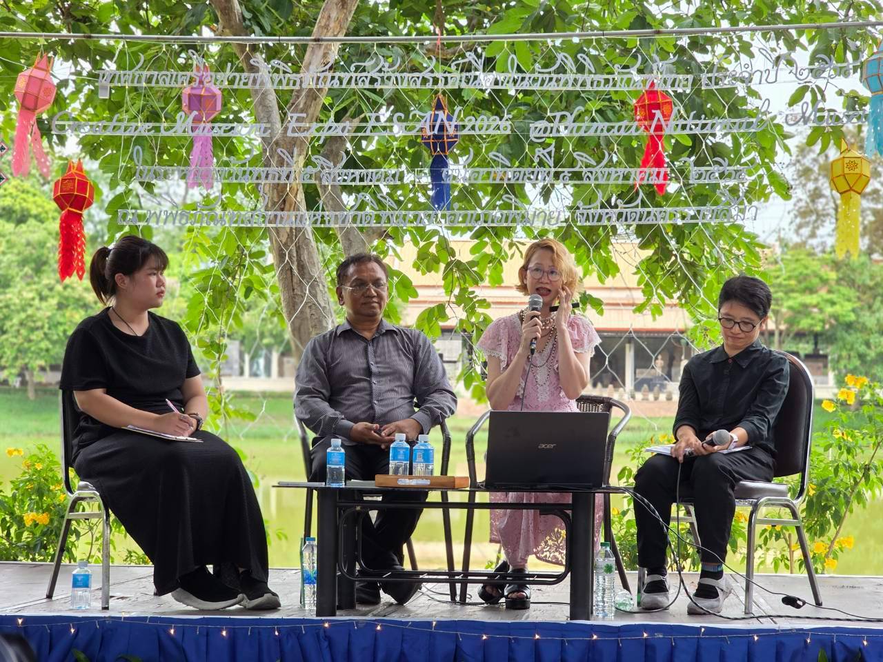ภาพประกอบ :เจ้าหน้าที่หอสมุดร่วมกิจกรรม Talks ถอดรหัสเรื่องของ "ผู้หญิง" จากหลักฐานทางประวัติศาสตร์ โบราณคดี
