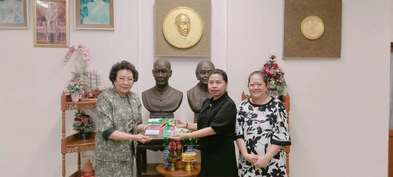 ภาพประกอบ :ผู้อำนวยการหอสมุดแห่งชาติรัชมังคลาภิเษก เชียงใหม่ เข้าพบกรรมการผู้จัดการ บริษัท สุเทพ จำกัด เพื่อขอความอนุเคราะห์ภาพถ่าย เพื่อนำไปใช้อ้างอิงในการจัดทำหนังสือสมุดภาพแหล่งมรดกโลก
