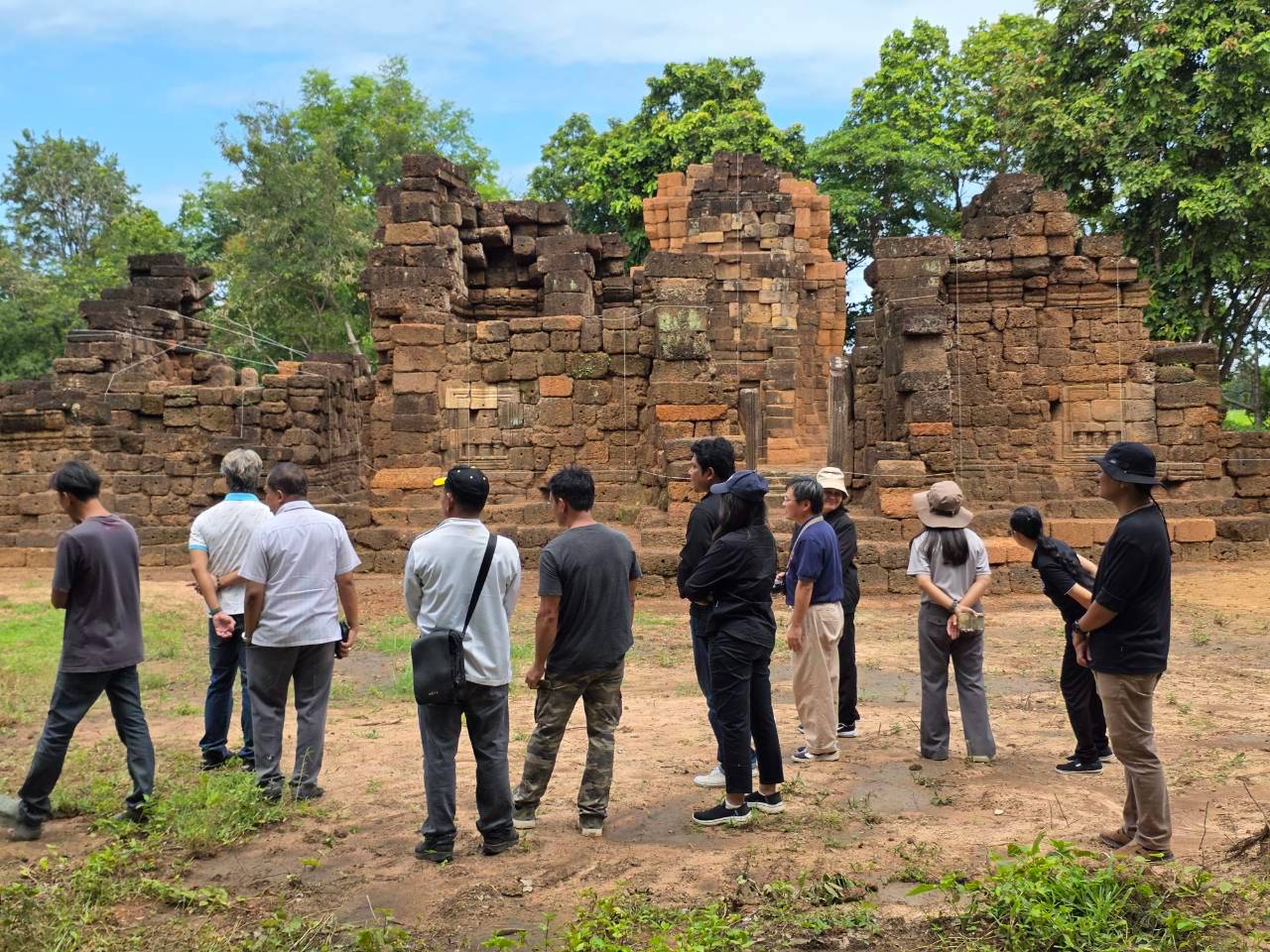 ภาพประกอบ :ตรวจรับงานโครงการบูรณะโบราณสถานปราสาทบ้านปราสาท (ปราสาทกังแอน) ตำบลกระเทียม อำเภอสังขะ จังหวัดสุรินทร์ งวดที่7 (งวดสุดท้าย)