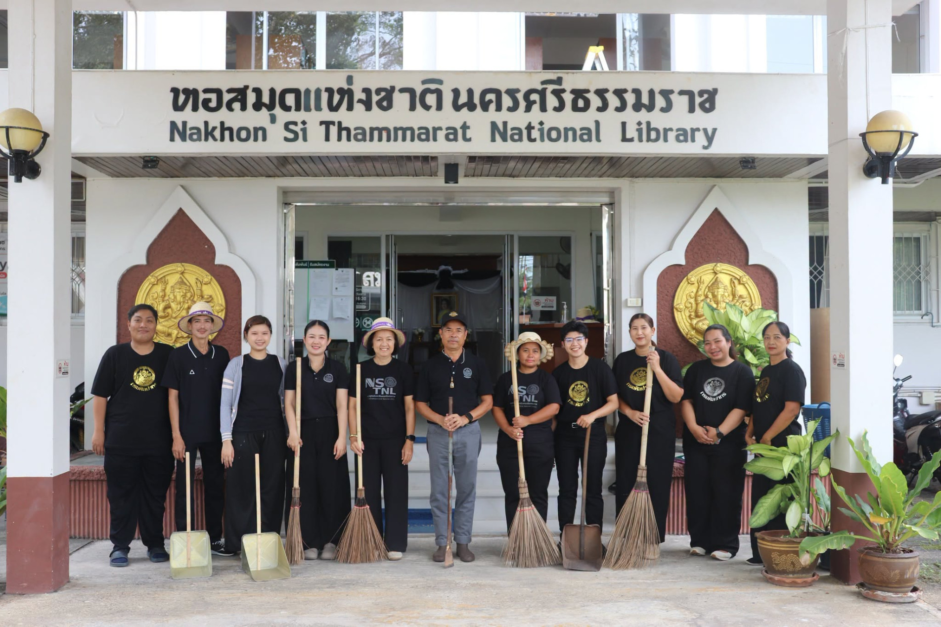 ภาพประกอบ :จัดกิจกรรมจิตอาสาพัฒนาแหล่งเรียนรู้เพื่อการบริการประชาชน ถวายความอาลัย เนื่องในวันคล้ายวันพระราชสมภพสมเด็จพระนางเจ้าสิริกิติ์ พระบรมราชินีนาถ พระบรมราชชนนีพันปีหลวง และวันแม่แห่งชาติ 12 สิงหาคม 2569