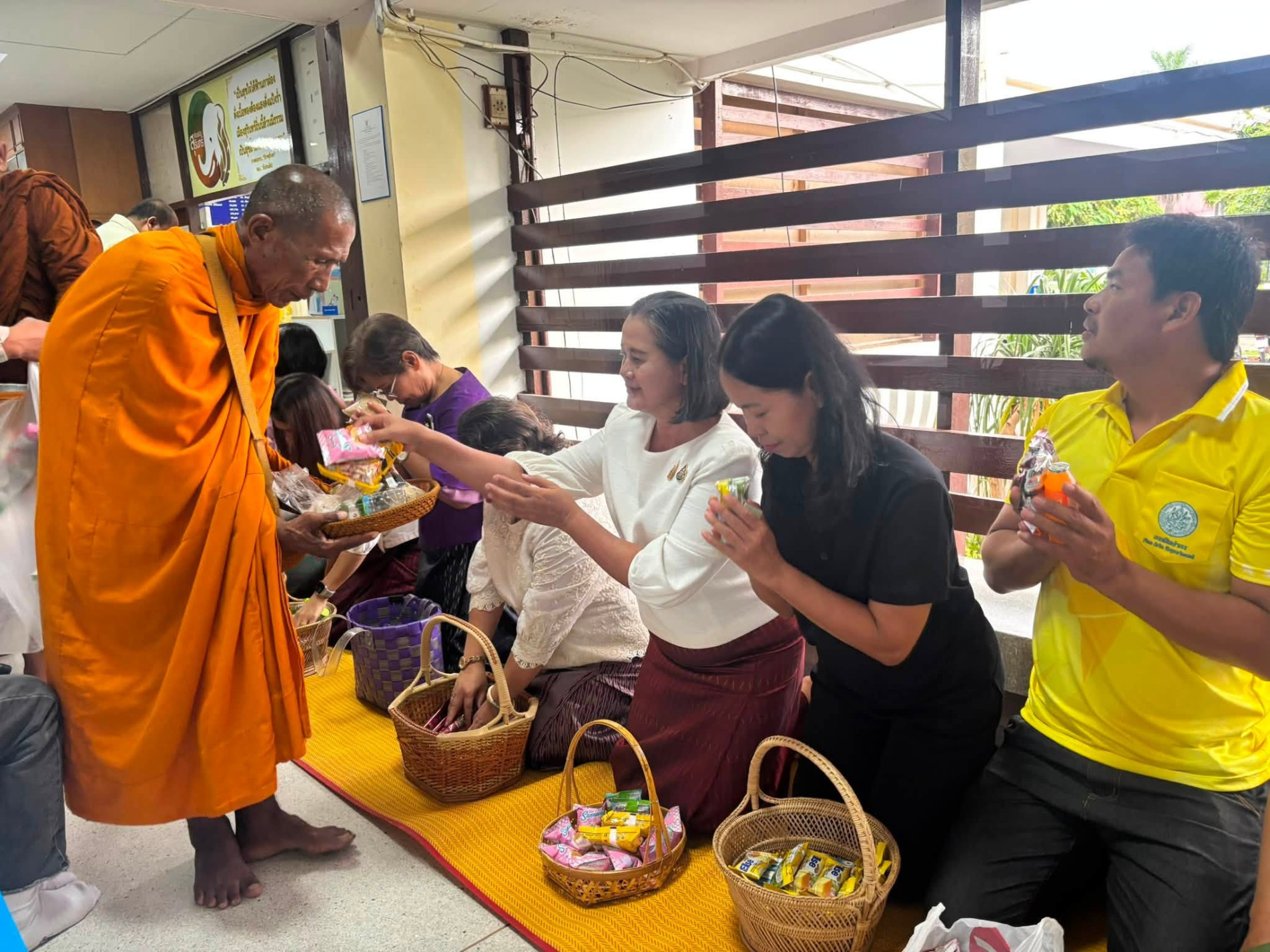 ภาพประกอบ :ร่วมกิจกรรมพิธีทำบุญตักบาตรพระสงฆ์ทุกเช้าวันเสาร์
