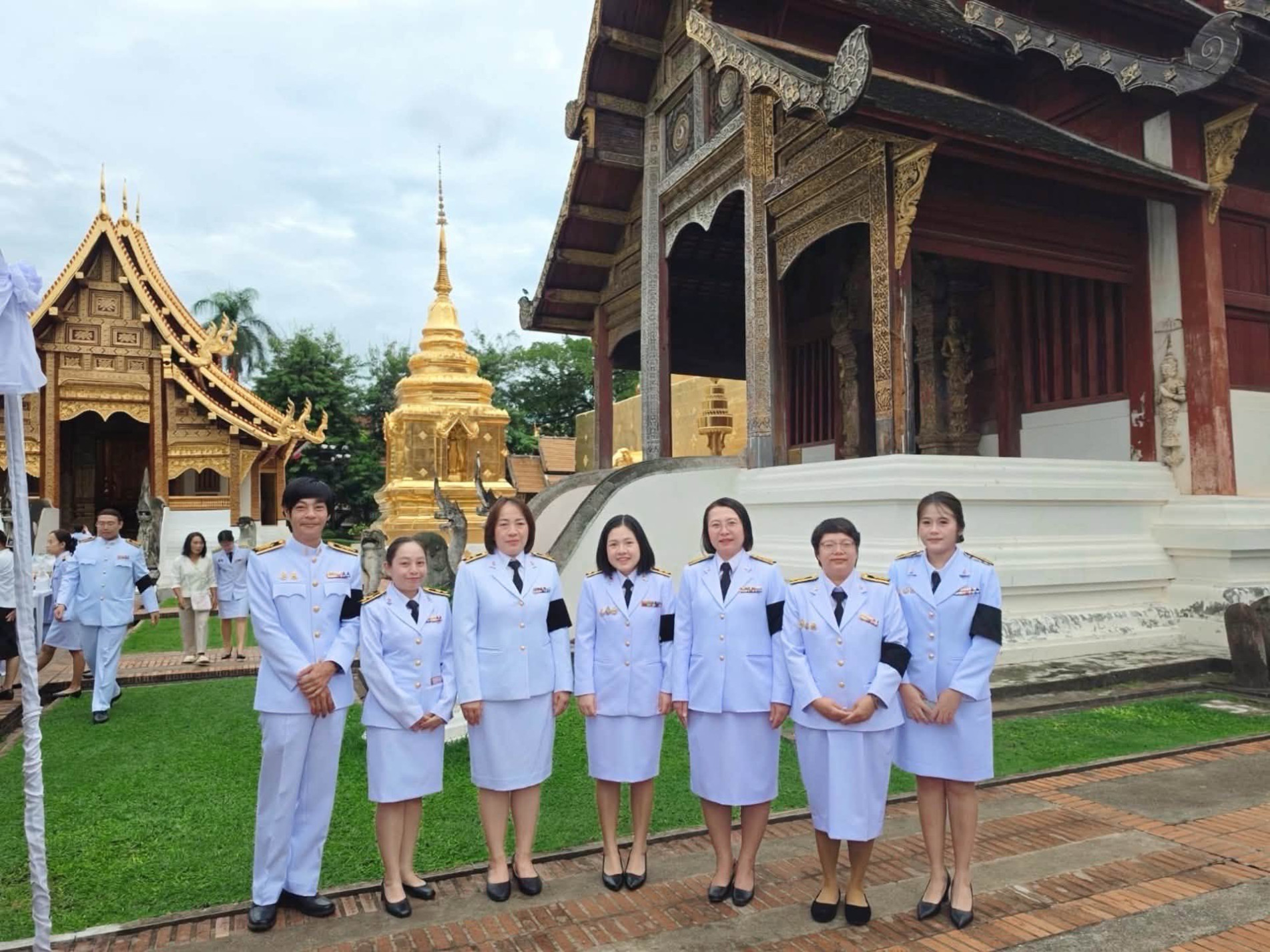 ภาพประกอบ :นางสาวกมลชนก ติ้วแวด เจ้าพนักงานธุรการปฏิบัติงาน และนางสาววารุณี วิริยะชูศรี บรรณารักษ์ ร่วมพิธีสวดพระพุทธมนต์และทำบุญตักบาตร ถวายพระราชกุศลสมเด็จพระนางเจ้าสิริกิติ์ พระบรมราชินีนาถ พระบรมราชชนนีพันปีหลวง