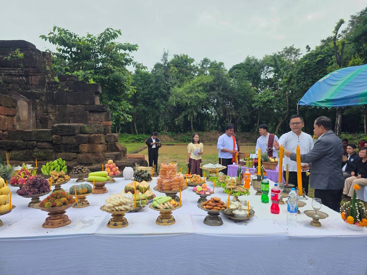 ภาพประกอบ :การประชุมชี้แจงสรุปผลการดำเนินงานโครงการบูรณะโบราณสถานปราสาทบ้านปราสาท (กังแอน) ตำบลกระเทียม อำเภอสังขะ จังหวัดสุรินทร์ (งบประมาณรายจ่ายงบกลาง รายการค่าใช้จ่ายเพื่อการกระตุ้นเศรษฐกิจและสร้างความเข้มแข็งของระบบเศรษฐกิจ พ.ศ. 2568)