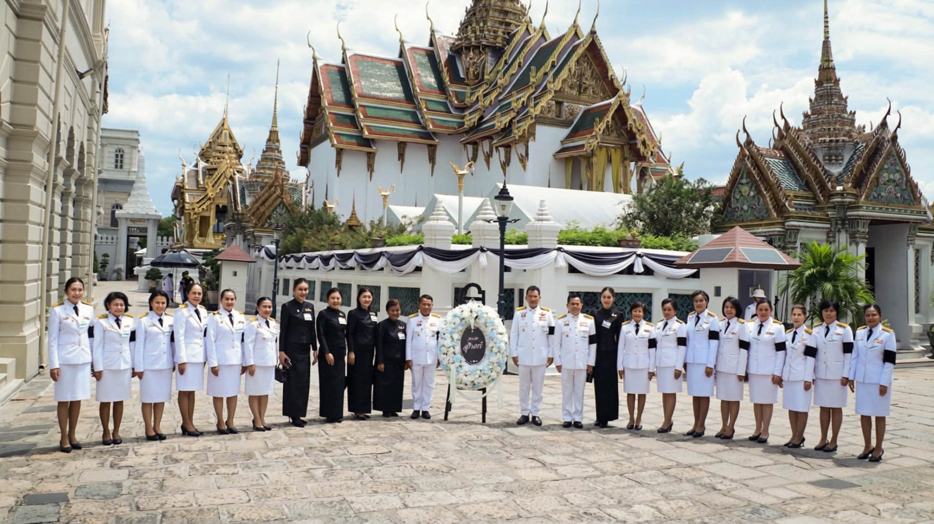ภาพประกอบ :ร่วมเป็นเจ้าภาพในการบำเพ็ญกุศลพระพิธีธรรมสวดพระอภิธรรมพระบรมศพ สมเด็จพระนางเจ้าสิริกิติ์พระบรมราชินีนาถ พระบรมราชชนนีพันปีหลวง