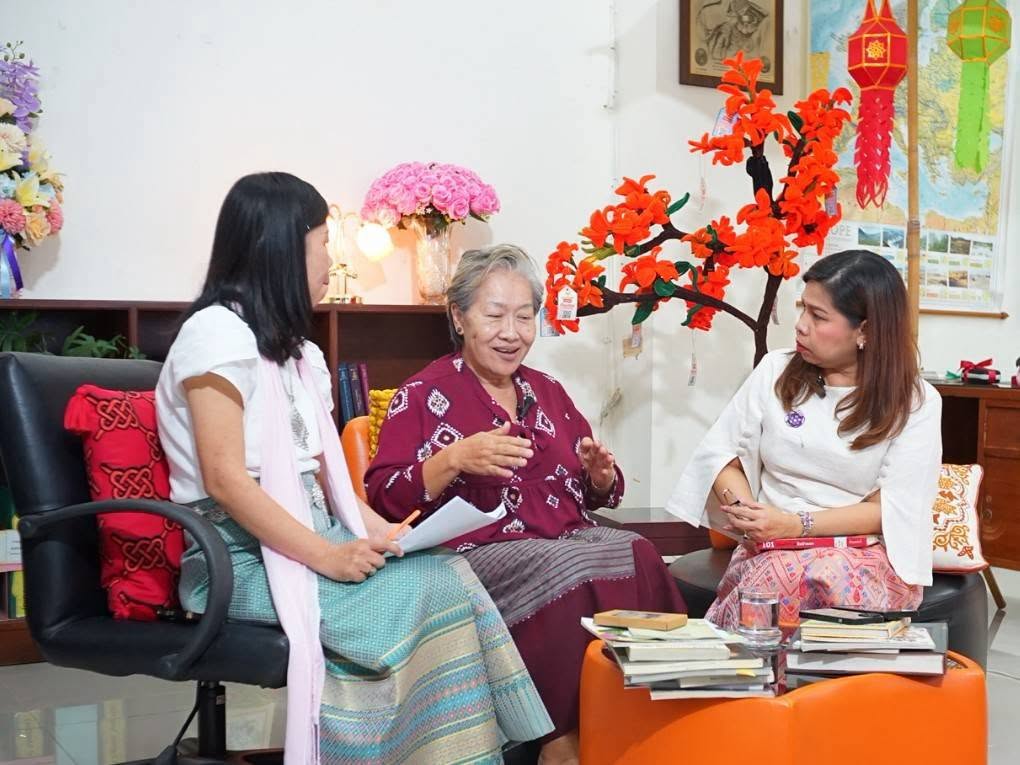 ภาพประกอบ :ภาพบรรยากาศเบื้องหลัง รายการ "เสิร์ฟ-วัน-สุข Read&Relax” EP.14 : สัมผัสเสน่ห์วิถีชีวิตและวัฒนธรรมของเมืองเชียงใหม่ กับหัวข้อ Culture Reader รักอ่าน รักษ์วัฒนธรรม เรื่องเล่าจาวเวียง (เจียงใหม่) ย้อนกลับไป ๖๐ ปี๋