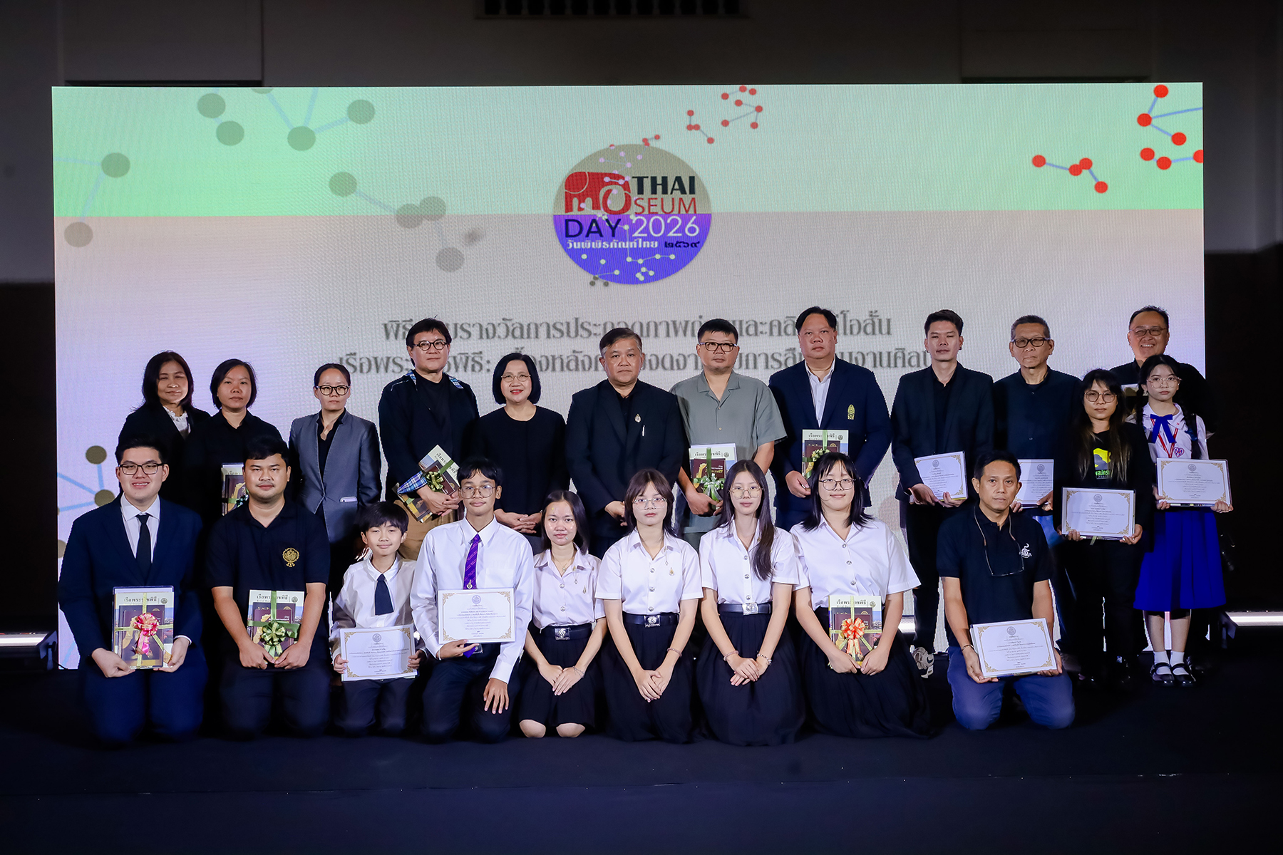 ภาพประกอบ :กรมศิลปากรมอบรางวัลการประกวดสื่อสร้างสรรค์ “เบื้องหลังความงดงามของเรือพระราชพิธี”