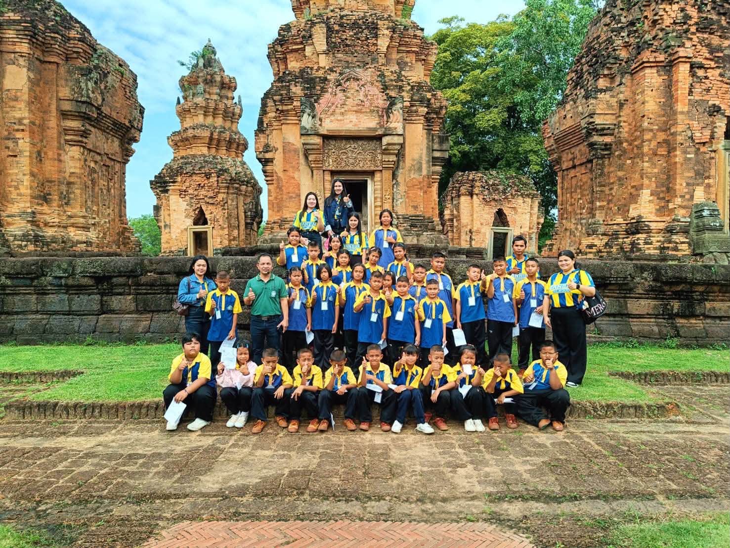 ภาพประกอบ :โรงเรียนบ้านบัว ตำบลหนองบะ อำเภอท่าตูม จังหวัดสุรินทร์ ปราสาทศีขรภูมิ