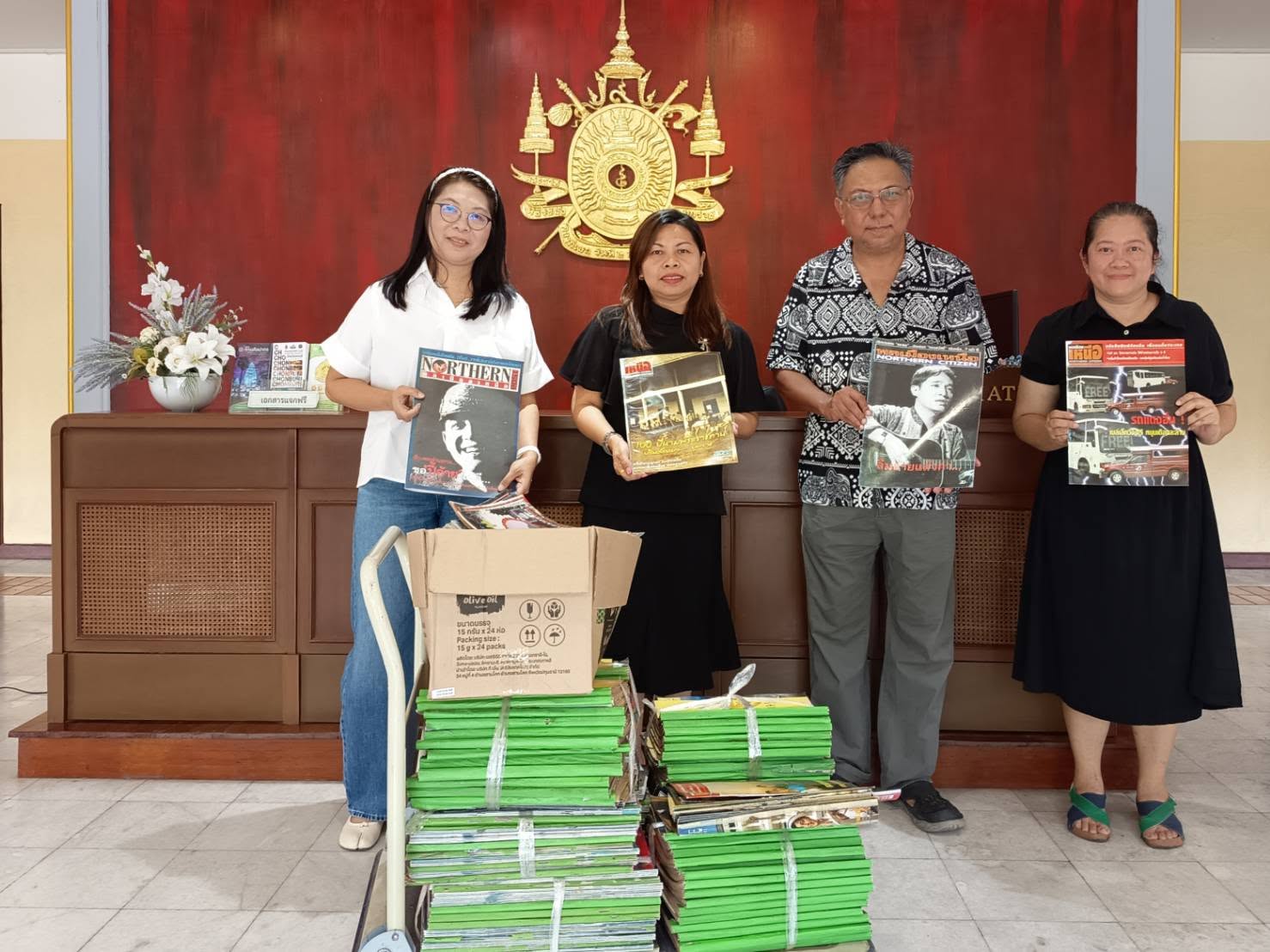 ภาพประกอบ :คุณอัจฉราวดี บัวคลี่ บรรณธิการหนังสือพิมพ์พลเมืองเหนือ และคุณบัณรส บัวคลี่ มอบหนังสือพิมพ์พลเมืองเหนือ ฉบับล่วงเวลา ให้กับหอสมุดแห่งชาติรัชมังคลาภิเษก เชียงใหม่
