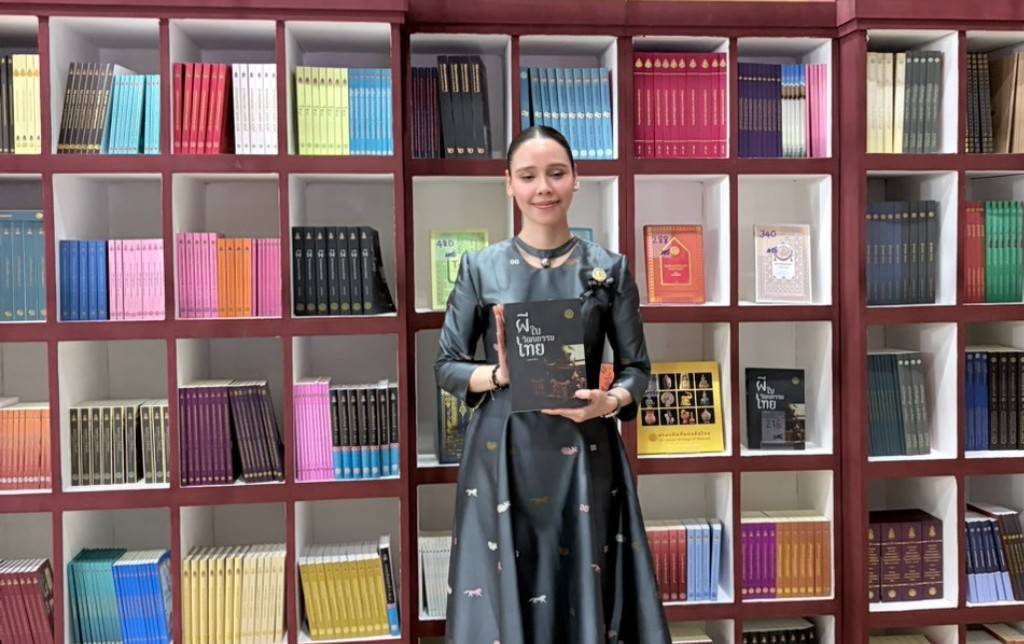 ภาพประกอบ :รมว.วธ เลือกซื้อหนังสือที่บูทกรมศิลปากร ในงาน "สี สรรค์ ไทย: COLORS OF THAI THAI"