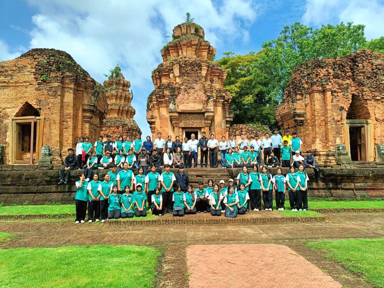 ภาพประกอบ :โรงเรียนบัวเชดวิทยา ตำบลบัวเชด อำเภอบัวเชด จังหวัดสุรินทร์ ชมโบราณสถานปราสาทศีขรภูมิ