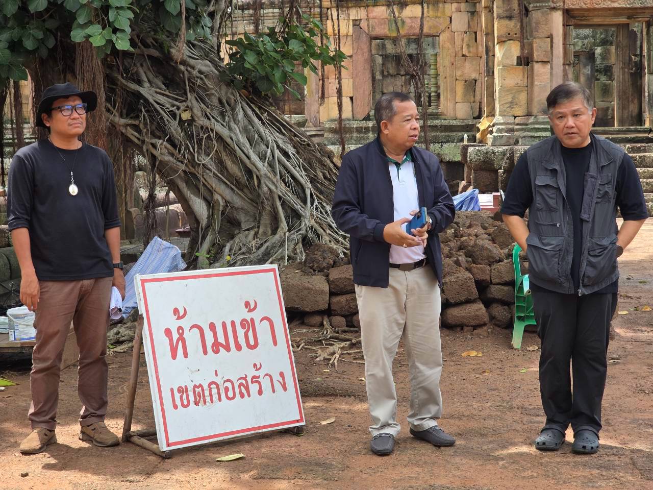 ภาพประกอบ :นายทศพร ศรีสมาน รองอธิบดีกรมศิลปากร ลงพื้นที่ติดตามความคืบหน้าการดำเนินงานโครงการประดับไฟปราสาทเมืองต่ำ เพื่อเพิ่มประสิทธิภาพการท่องเที่ยวยามค่ำคืน ณ ปราสาทเมืองต่ำ