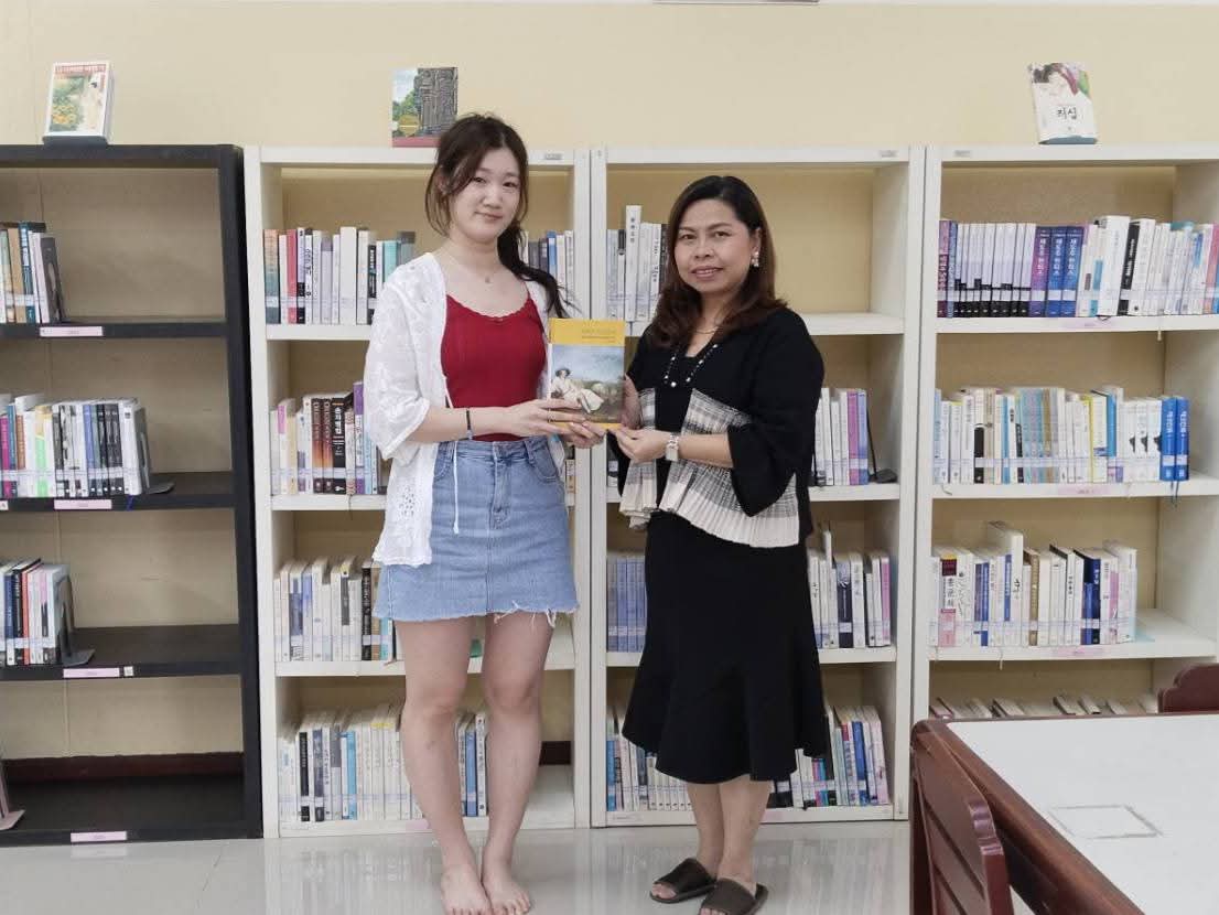 ภาพประกอบ :Miss Sirae, Lee บริจาคหนังสือภาษาเกาหลี ชื่อเรื่อง Goethe's Life Lecture