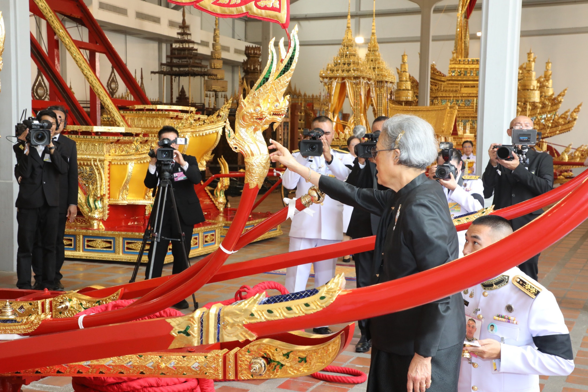 ภาพประกอบ :พิธีบวงสรวงการอัญเชิญราชรถ และพระยานมาศ หลังการบูรณปฏิสังขรณ์ออกจากโรงราชรถ