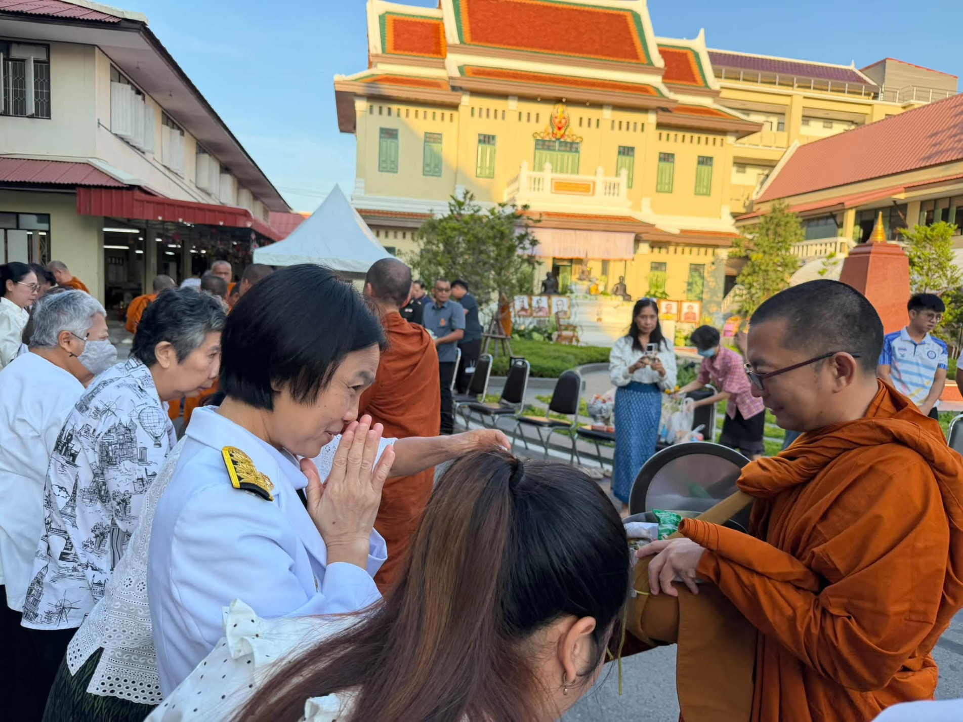 ภาพประกอบ :ผู้อำนวยการหอสมุดฯ เข้าร่วมกิจกรรมทำบุญตักบาตร ในโอกาสงานสมโภชพระอาราม ครบรอบ 100 ปี วัดสุทธจินดา วรวิหาร