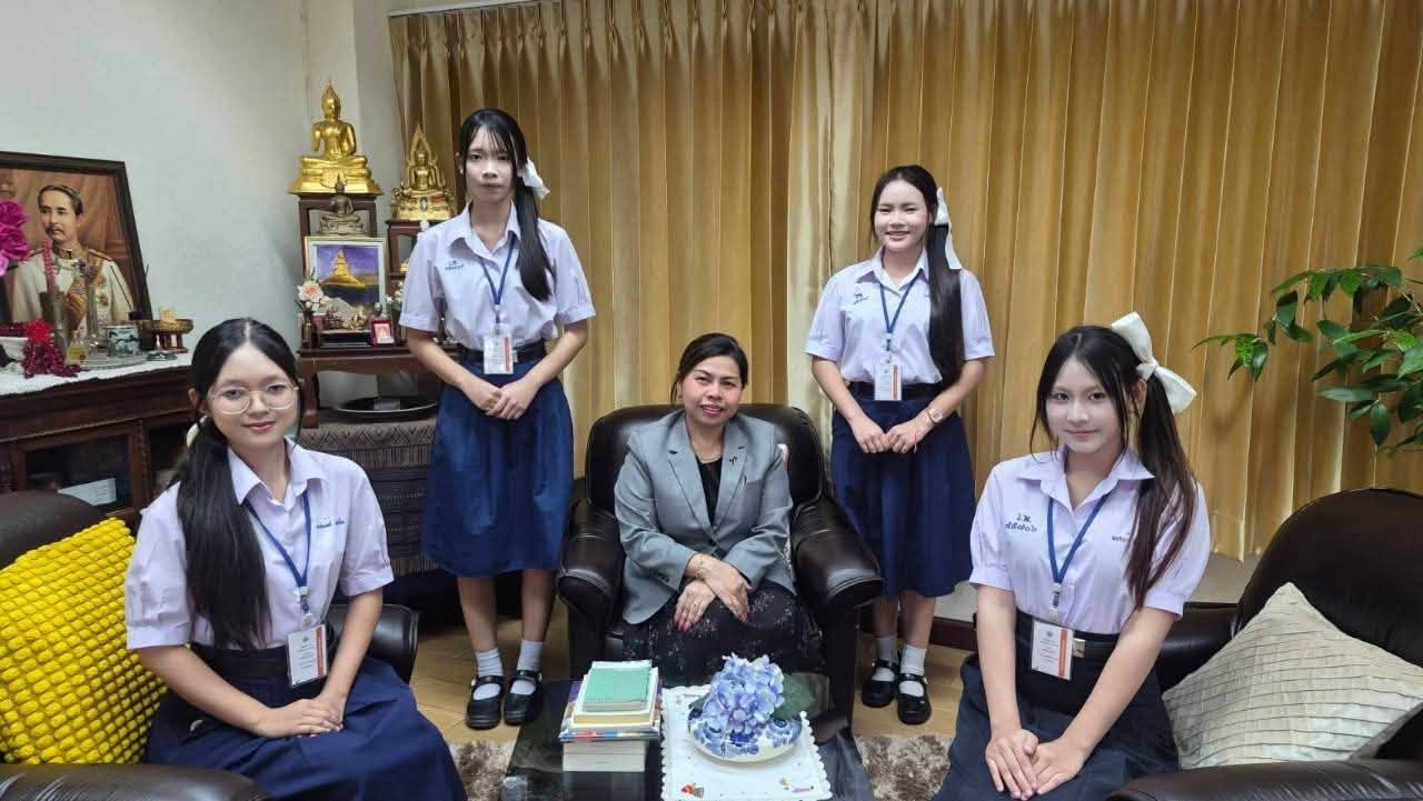 ภาพประกอบ :ผู้อำนวยการหอสมุดแห่งชาติรัชมังคลาภิเษก เชียงใหม่ ได้กล่าวให้โอวาทแก่นักเรียนที่เข้ารับการฝึกประสบการณ์อาชีพ ตามโครงการพัฒนาผู้เรียนให้มีความสามารถในการนำตนเองในการเรียนรู้ กิจกรรมศึกษาดูงานฝึกประสบการณ์อาชีพในหน่วยงาน