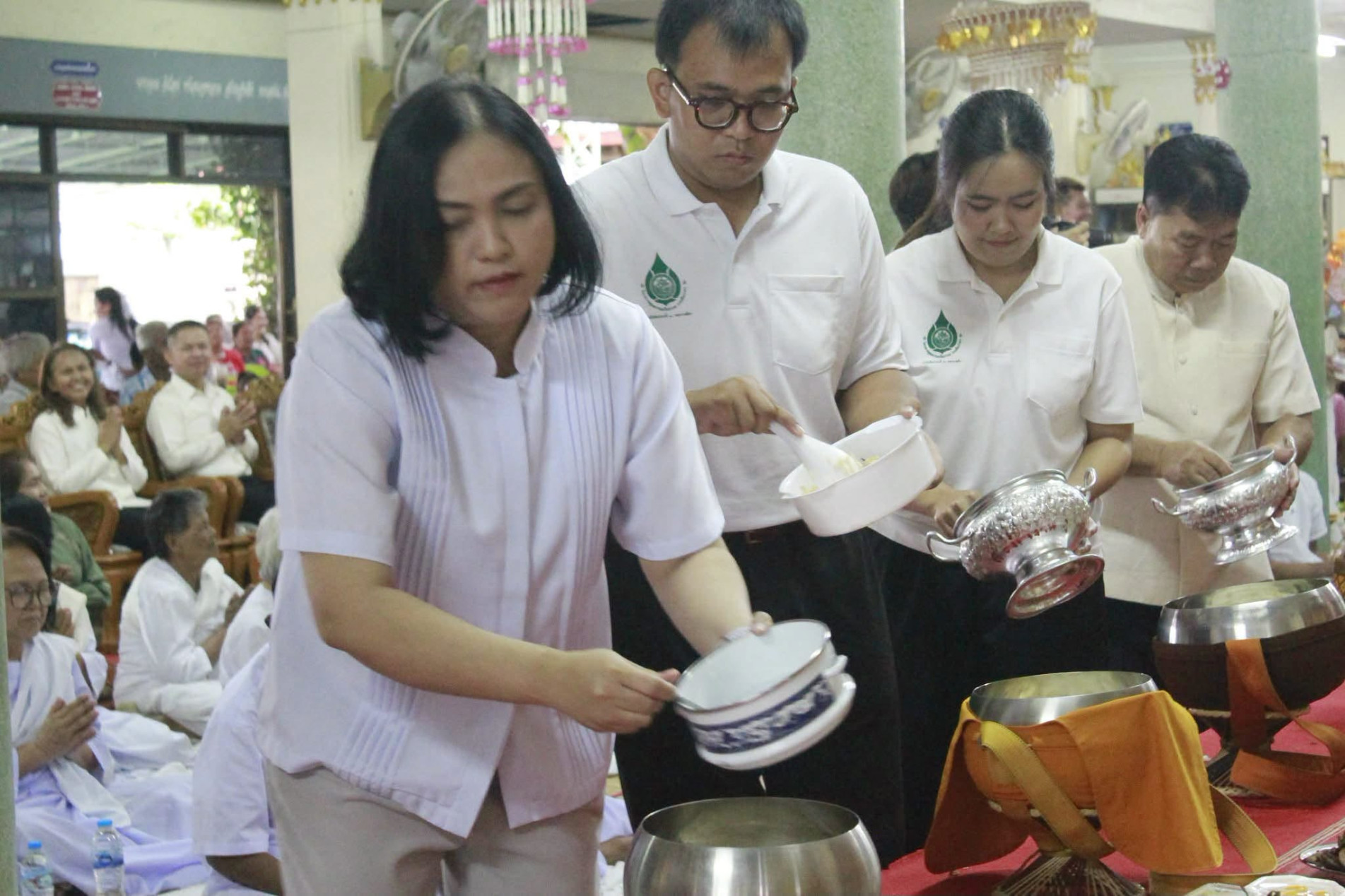 ภาพประกอบ :เจ้าหน้าที่หอสมุดร่วมโครงการเข้าพรรษา ผู้ว่าฯ โคราชพาทำบุญ ประจำปี 2569