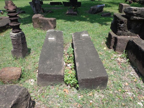 เป็นเสาประดับผนังเป็นส่วนที่รองรับเศียรนาคหน้าบัน ซึ่งเป็นส่วนประกอบอยู่หน้าประตูด้านทิศตะวันออกหรือด้านหน้า