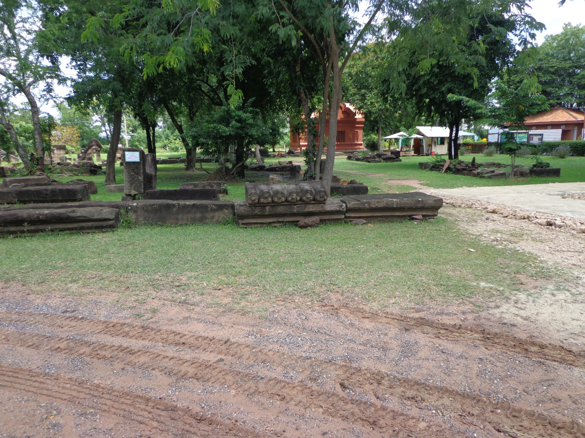 ชิ้นส่วนหินทดลองประกอบเป็นชั้นรองรับเชิงชายเหนือหน้าต่างหลอกระเบียงคต ด้านทิศตะวันออกซีกด้านทิศใต้